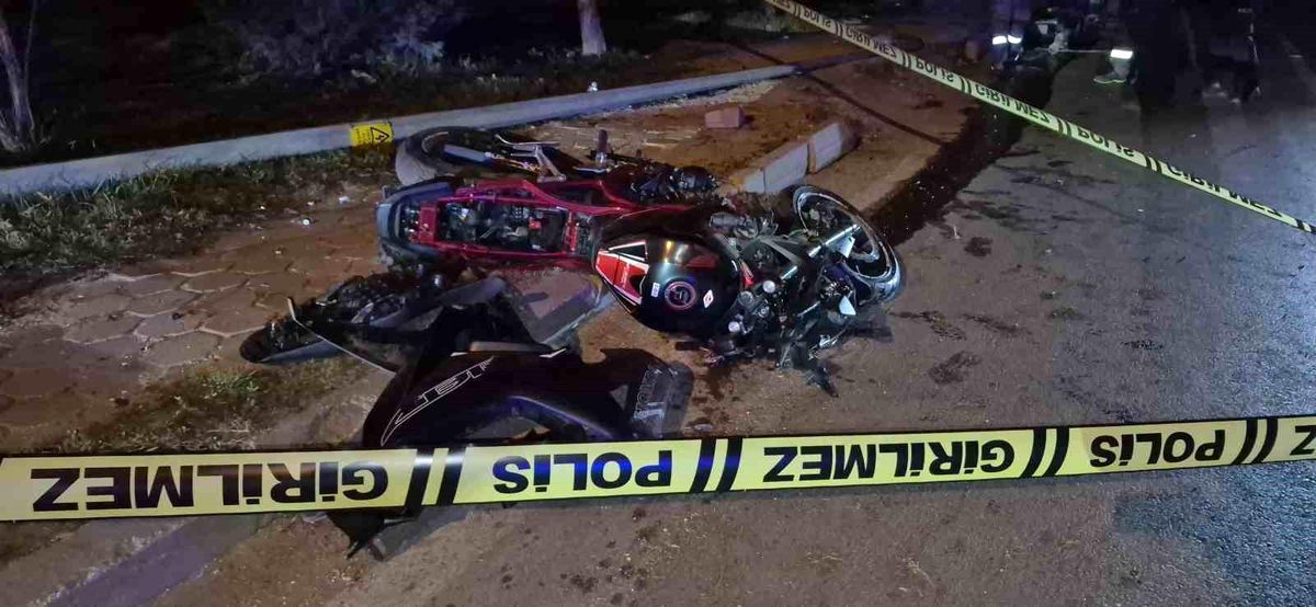 Aydınlatma direğine çarpan motosiklet sürücüsü hayatını kaybetti
