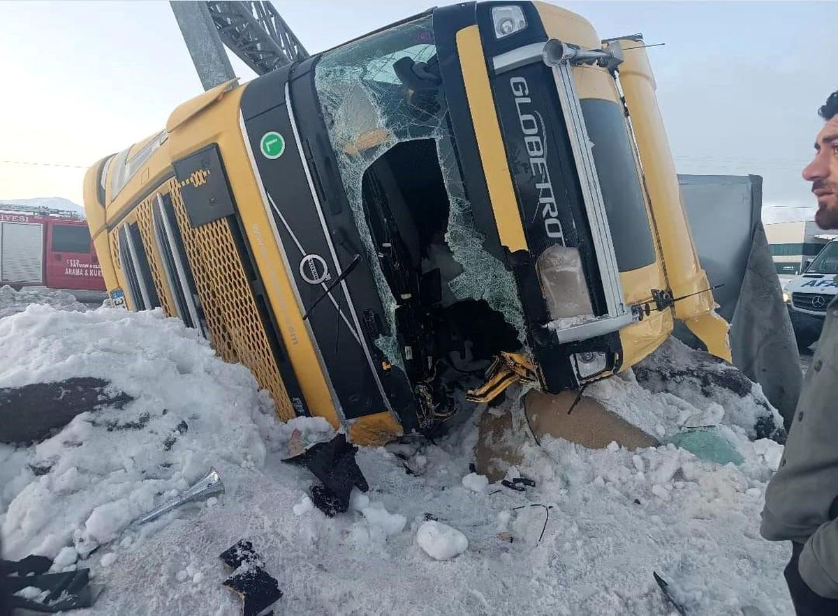 Bitlis'te iki tır devrildi, 1 kişi yaralandı