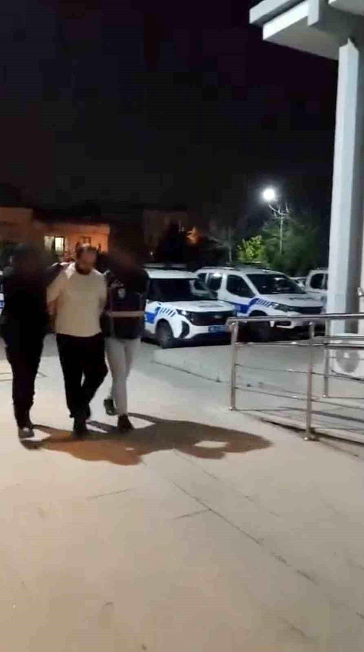 Bursa'da kesinleşmiş hapis cezası bulunan 2 firari yakalandı