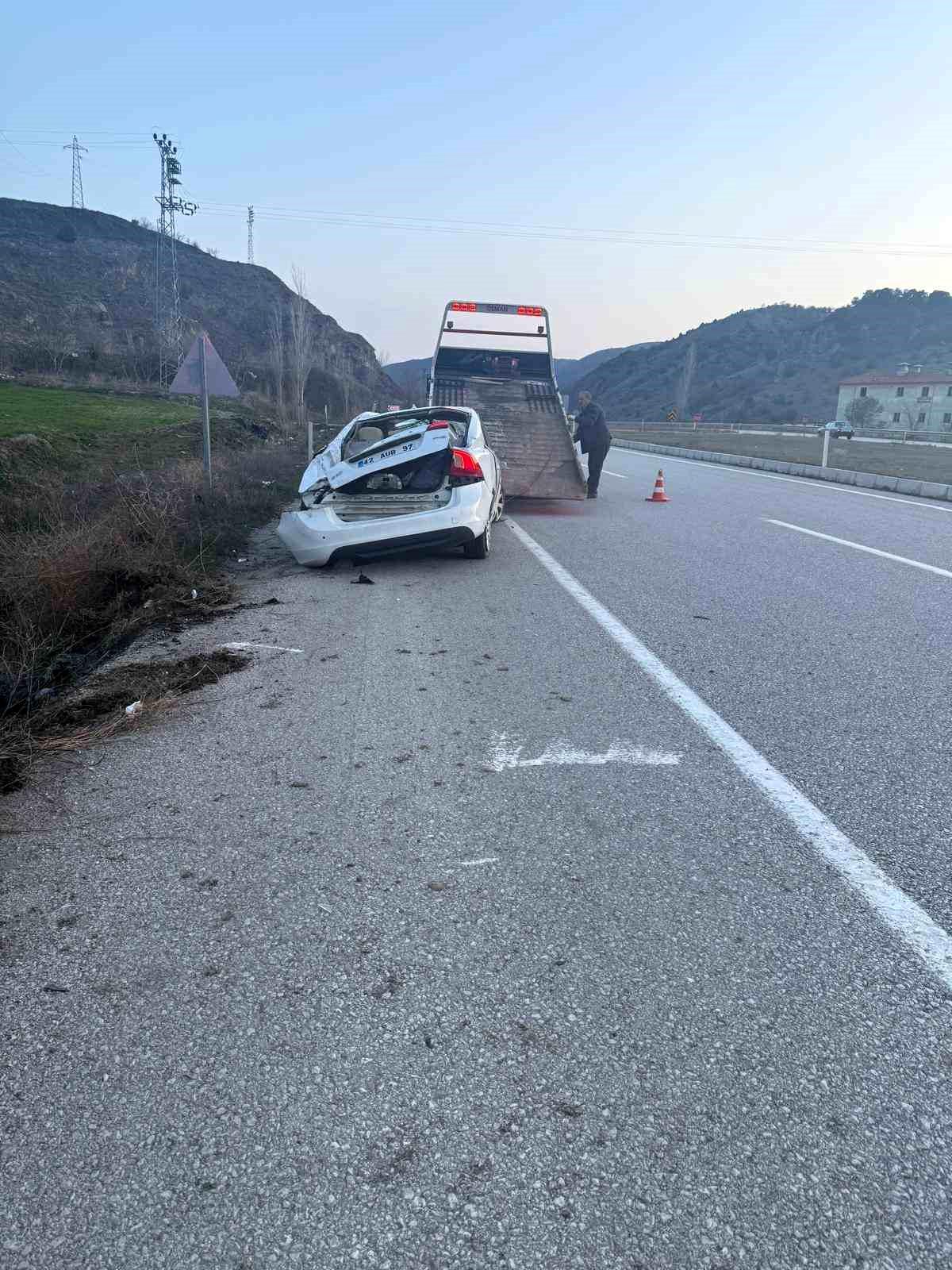 Çorum'da otomobil dereye devrildi: 4 yaralı