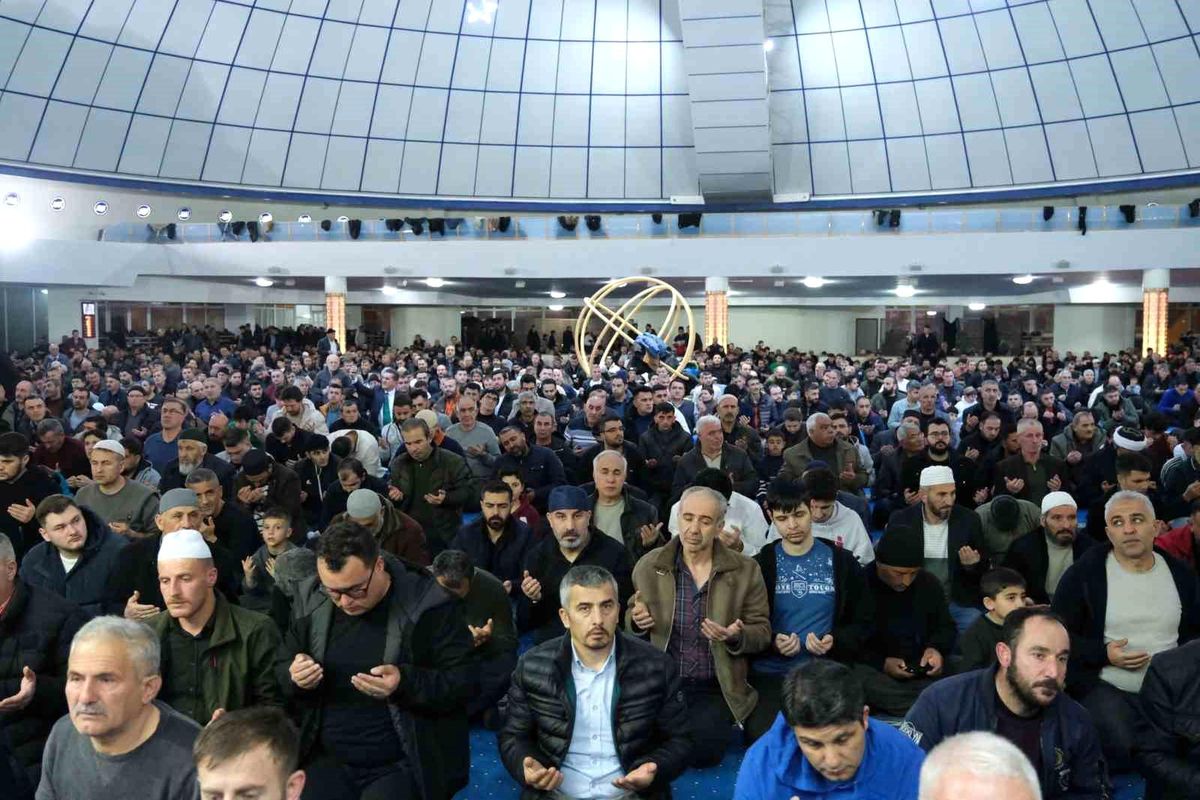 Erzincan'da Kadir Gecesi Terzibaba Camii'nde idrak edildi