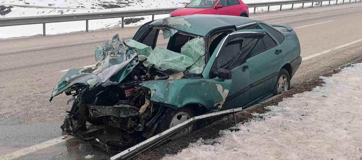 Erzurum-Pasinler yolunda trafik kazası: 1'i ağır 3 yaralı