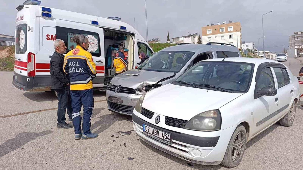 Hafif ticari araç ile otomobil çarpıştı: 1 yaralı