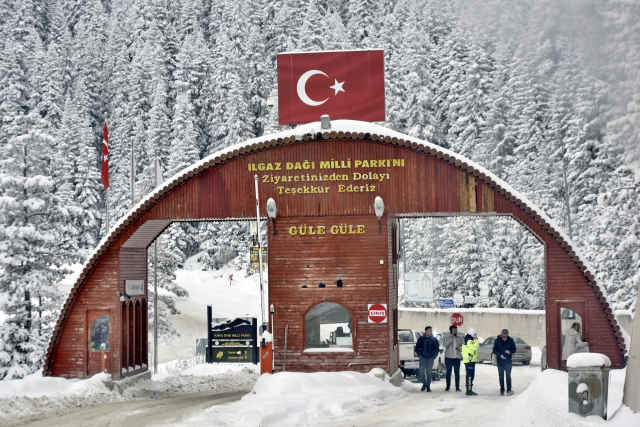 ilgaz dagi bayram tatilinde kayak severleri 19666534 1337 m