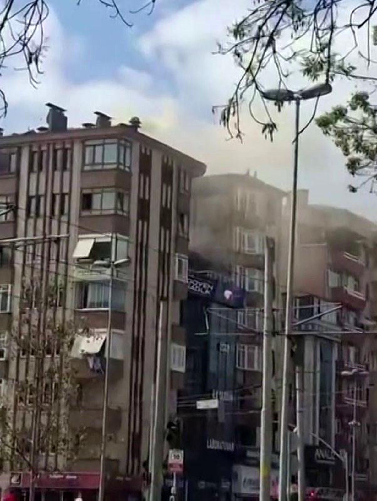 İzmit'te 7 katlı binanın çatısındaki bacadan çıkan yangın korkuttu