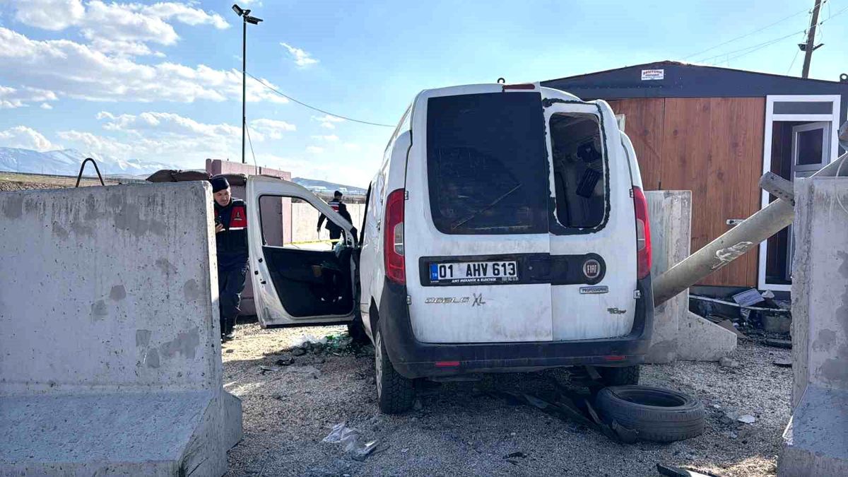 Jandarma uygulama noktasında bariyere çarpan sürücü hayatını kaybetti