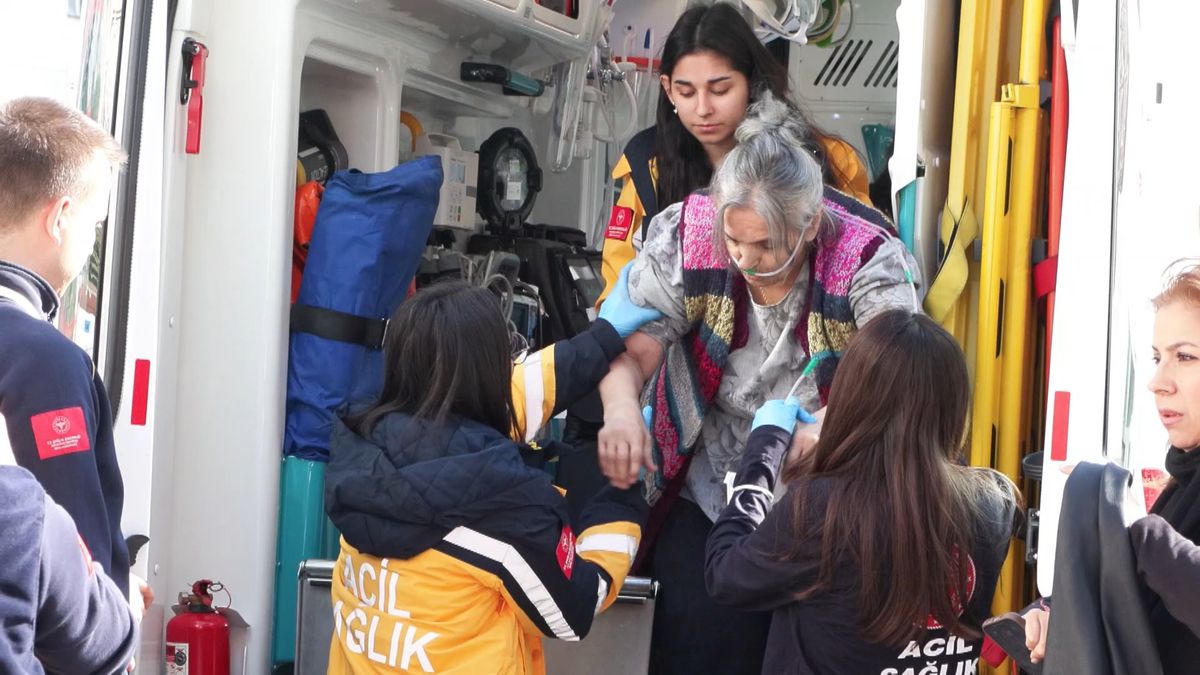 Kadıköy'de yangında dumandan etkilenen kadın hastaneye kaldırıldı