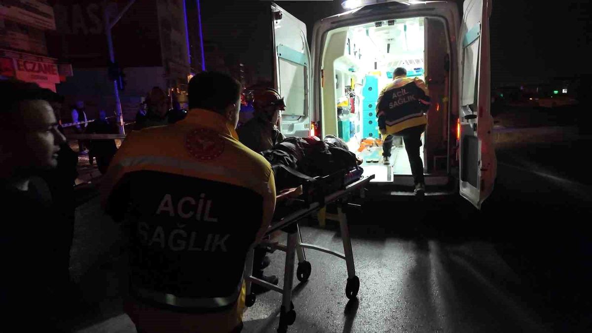 Kadıköy Rıhtım'da taksi takla attı: 2 yaralı