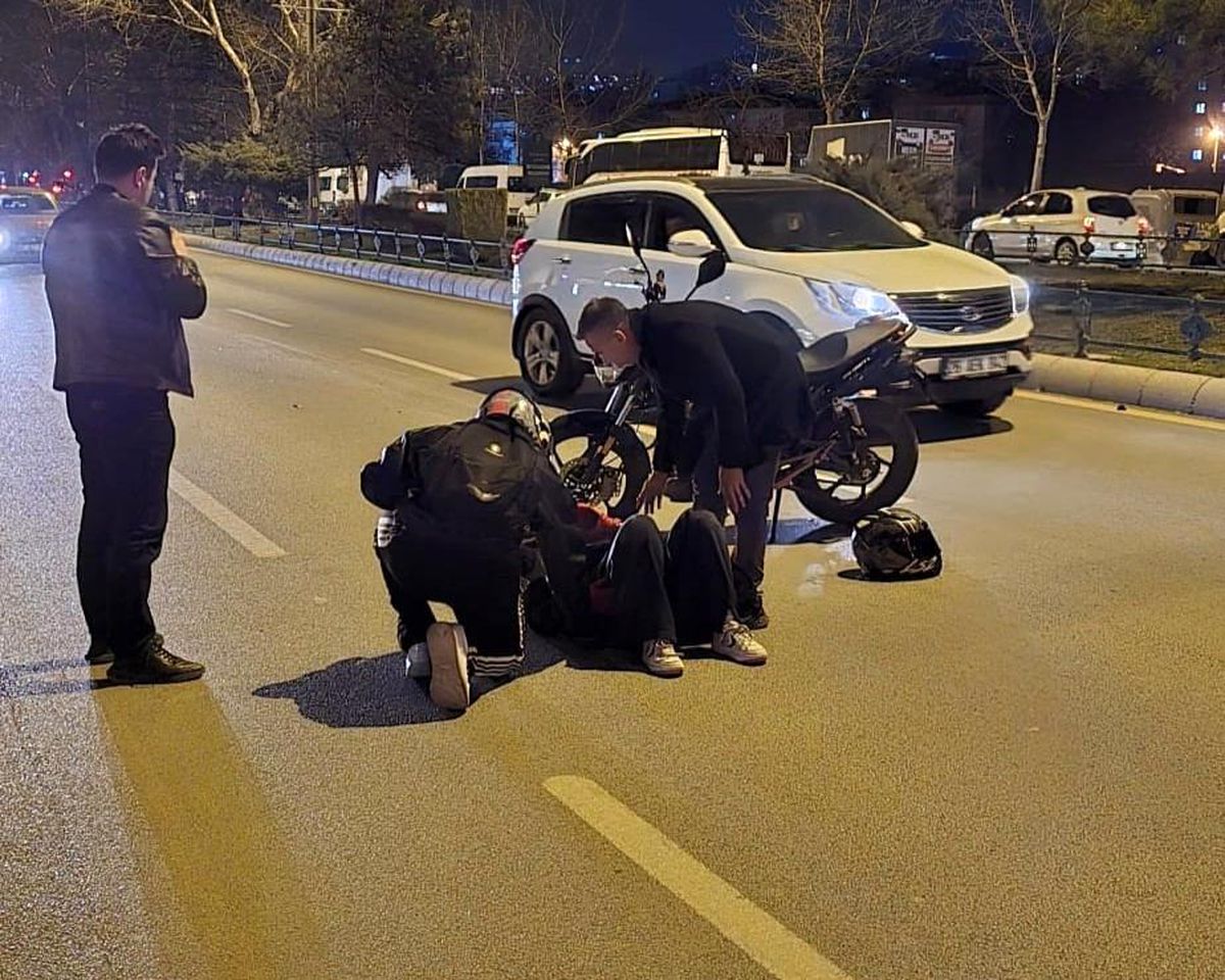 Kadın motosiklet sürücüsü otomobile arkadan çarptı