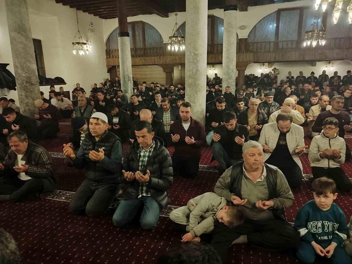 Kadir Gecesi huşu içinde idrak edildi