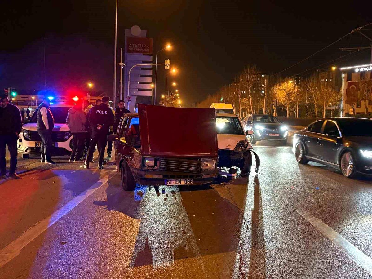 Kayseri'de otomobiller çarpıştı: 1 yaralı