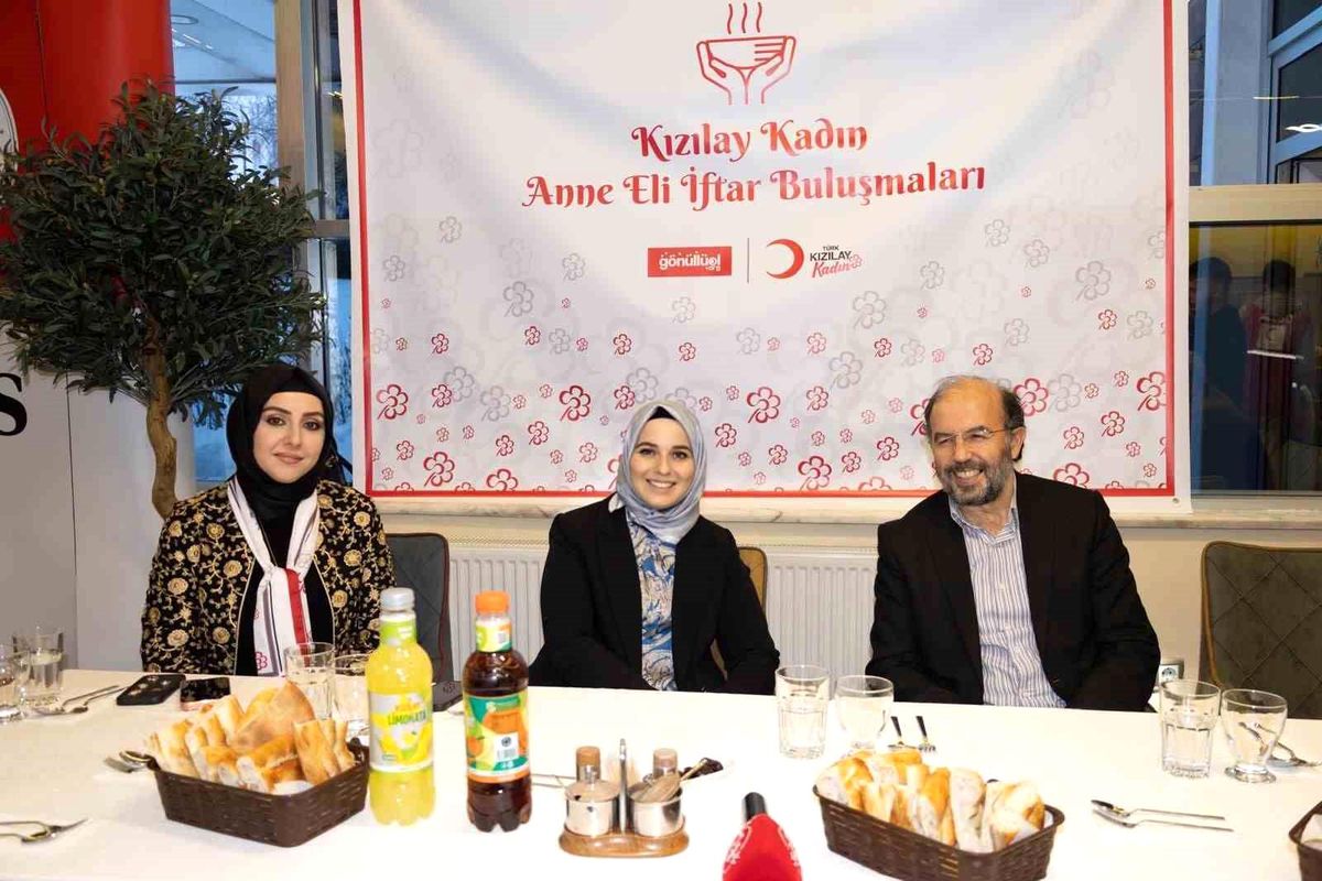 Kızılay Kadın'dan anlamlı iftar: Yetimler unutulmadı