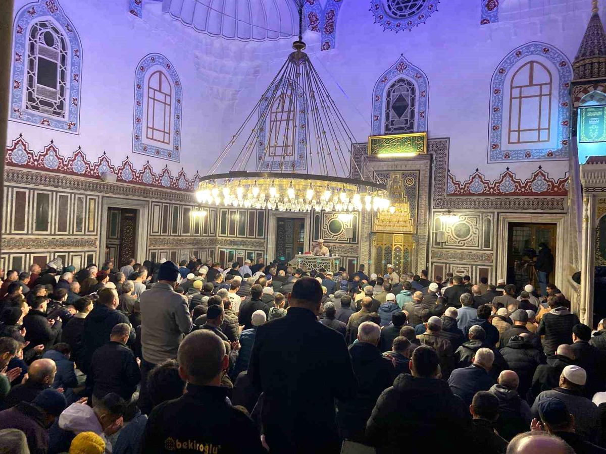 Kocaeli'de Kadir Gecesi camilerde dualarla idrak edildi