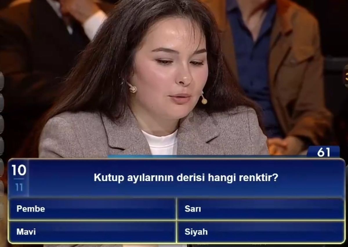 Kutup ayılarının derisi hangi renktir?