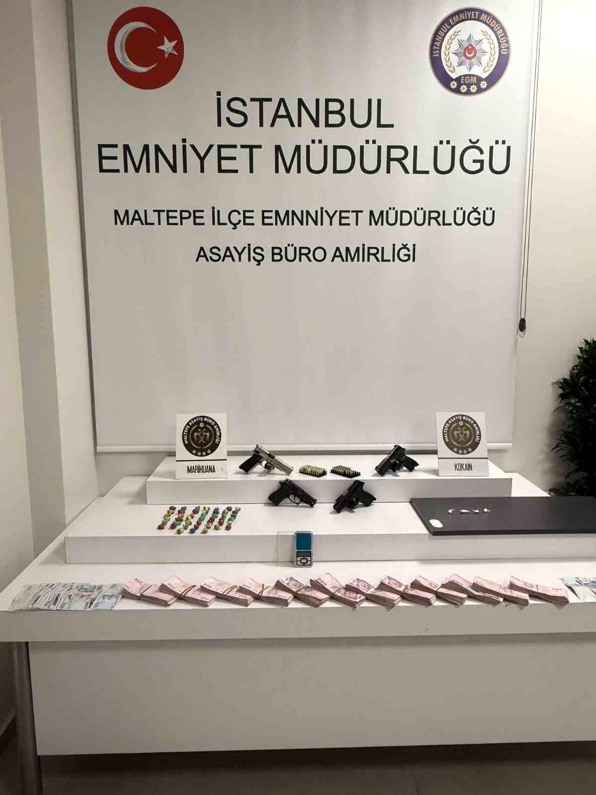 Maltepe'de uyuşturucu operasyonu: Manyetik kartlı zuladan yüklü miktarda para ve silah çıktı