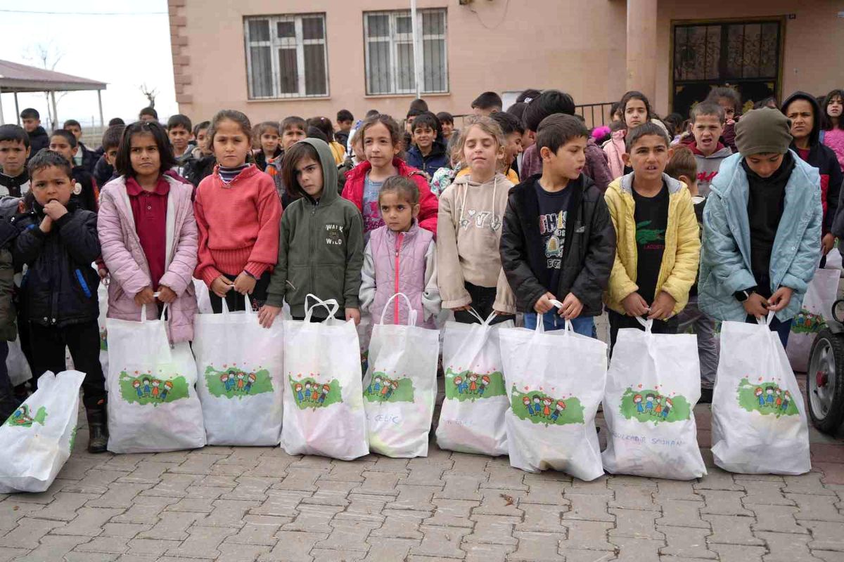 Muş'un ücra köylerindeki bin çocuğa bayram sevinci