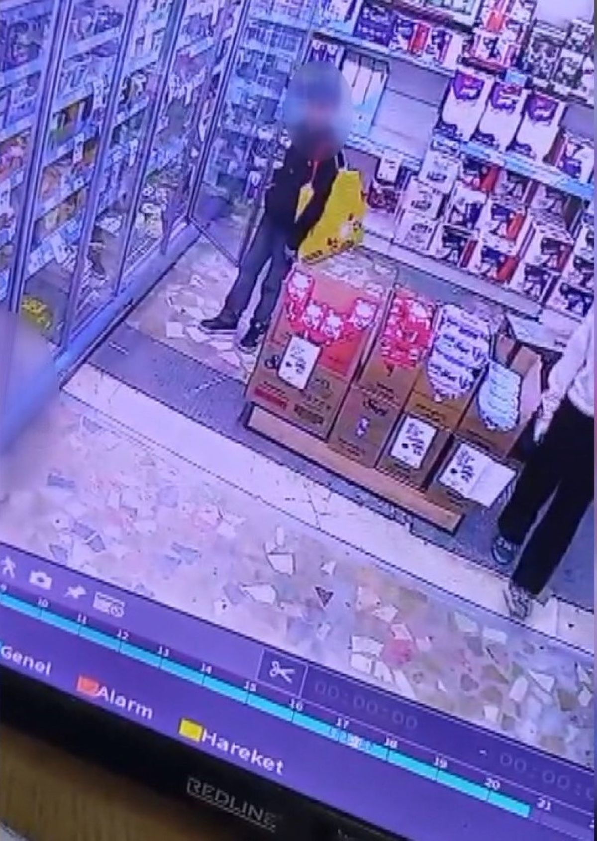 Sultangazi'de iki çocuğun marketten tereyağı çaldığı anlar kamerada
