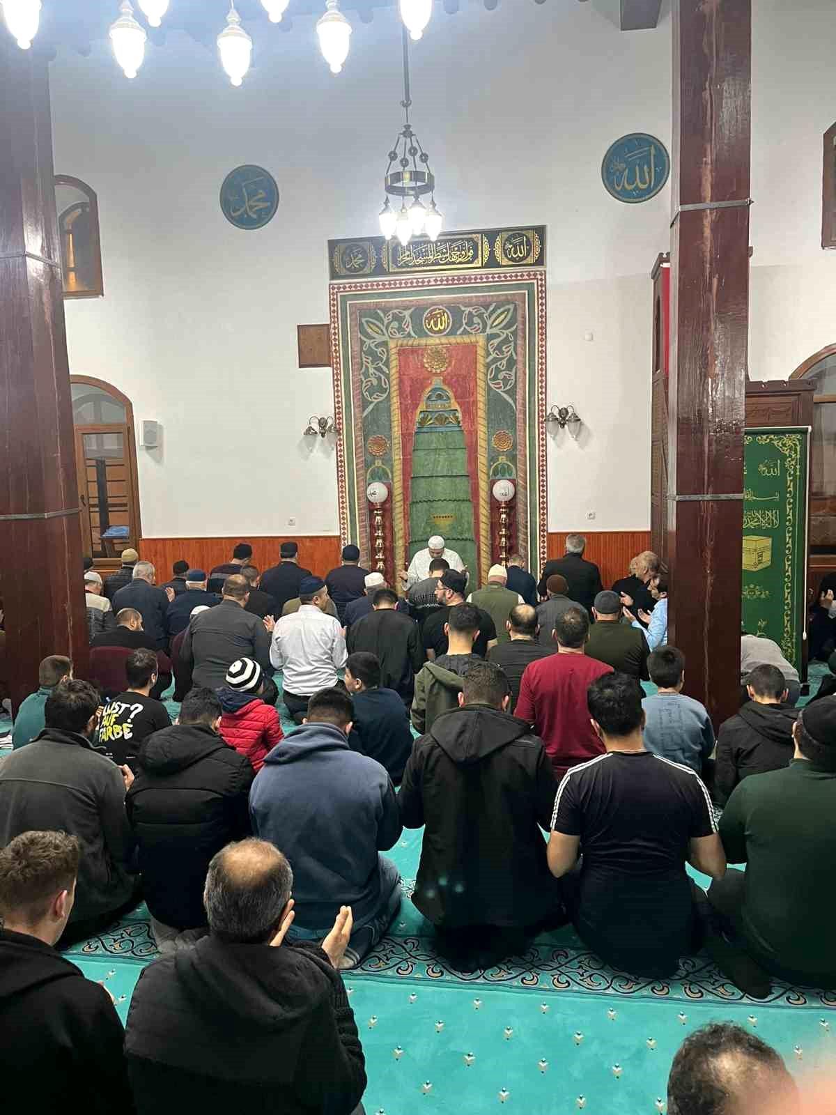 Tercan'da vatandaşlar Kadir Gecesi'nde camileri doldurdu