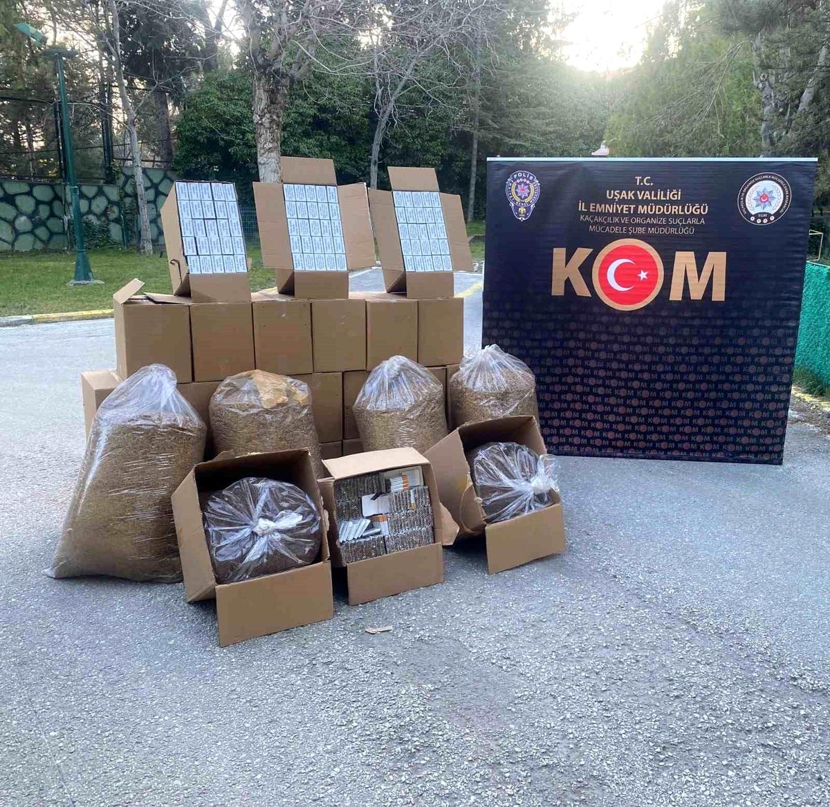 Uşak'ta çok sayıda kaçak makaron ve tütün ele geçirildi