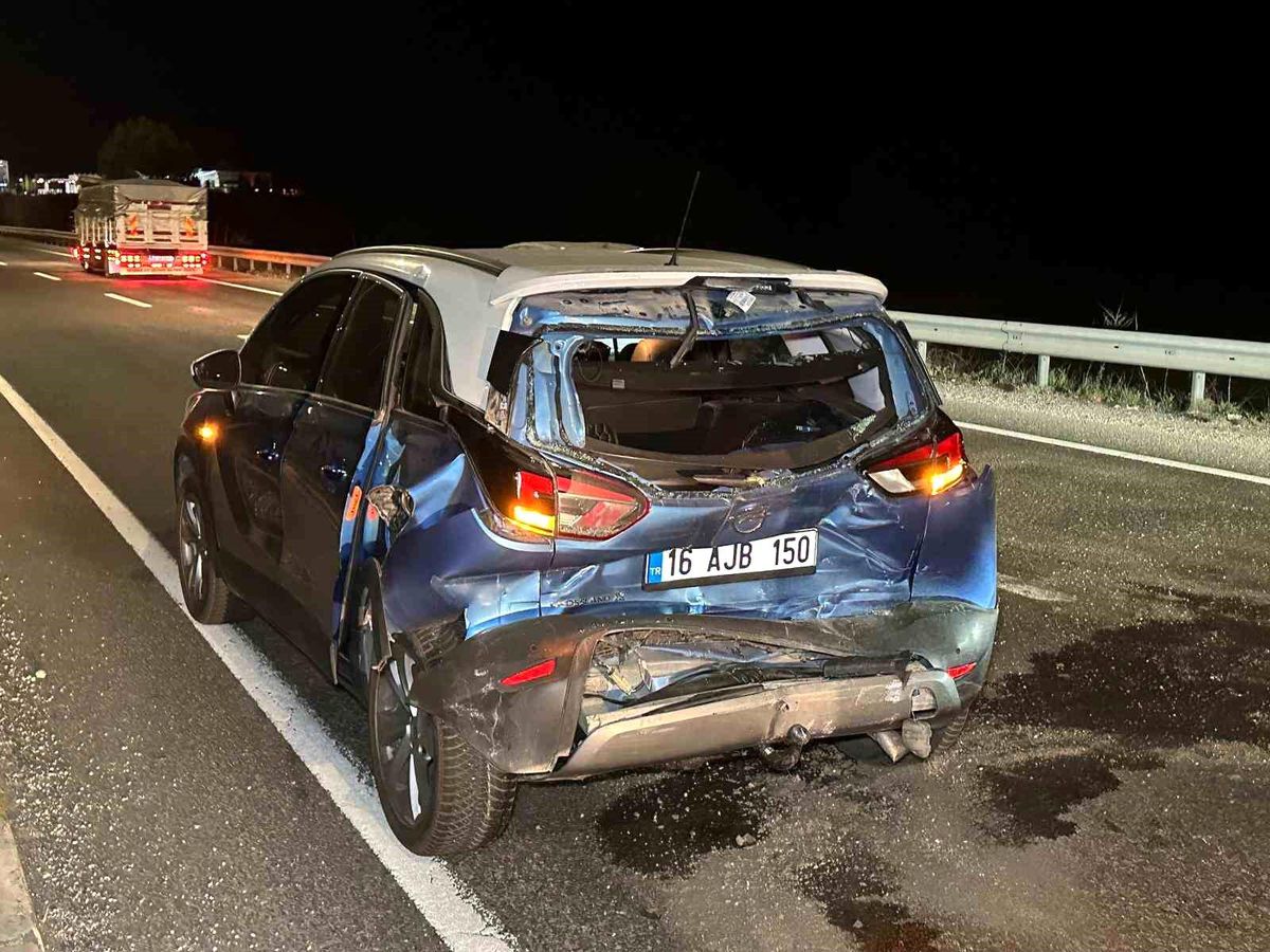 Uşak'ta tır ile otomobilin çarpışması sonucu aynı aileden 4 kişi yaralandı