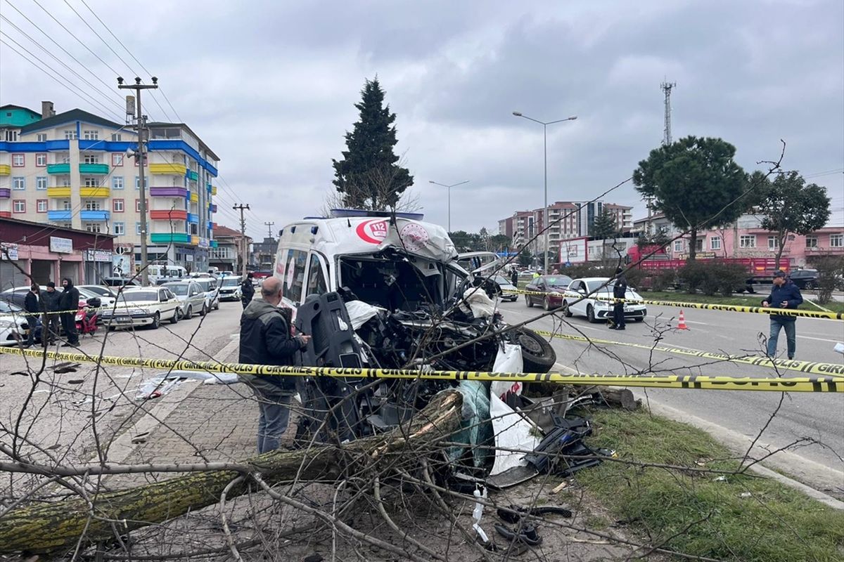 Vakaya giden ambulans kaza yaptı, ölü ve yaralılar var