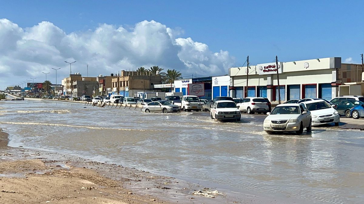 Albüm: Libya'da Şiddetli Yağışlar Nedeniyle Sular Altında Kalan Yollarda Araçlar Güçlükle İlerledi