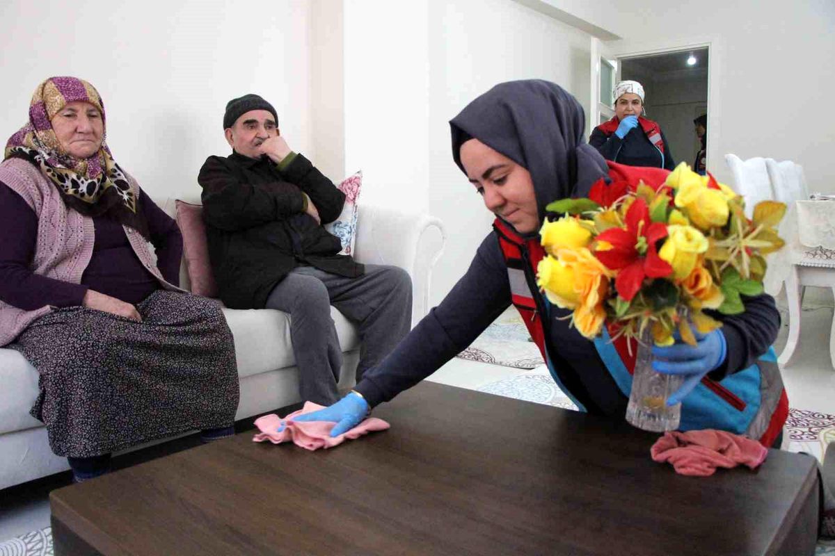 Amasya'da yaşlıların bayram temizliğini 'vefalı eller' yaptı