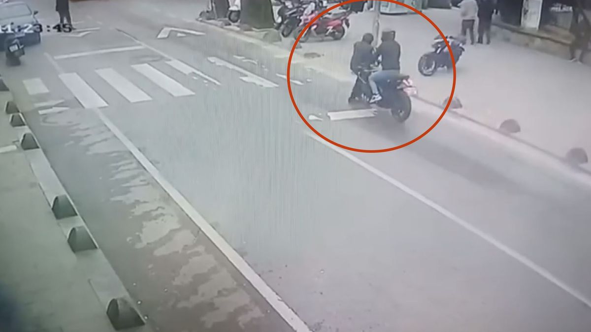 Beykoz'da yaya geçidinde motosikletin çarptığı kişi yaralandı