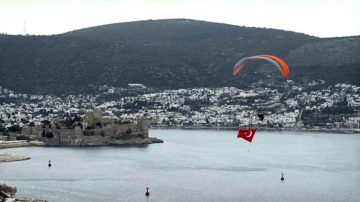 Bodrum semalarında 18 mart mesajı: Dev Türk bayrağıyla anlamlı uçuş