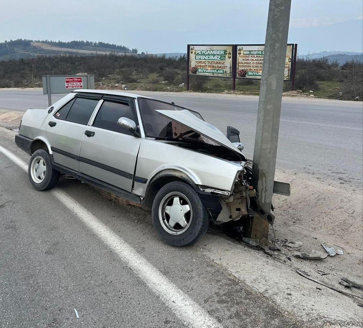 Bursa'da otomobil direğe çarptı, 1 yaralı