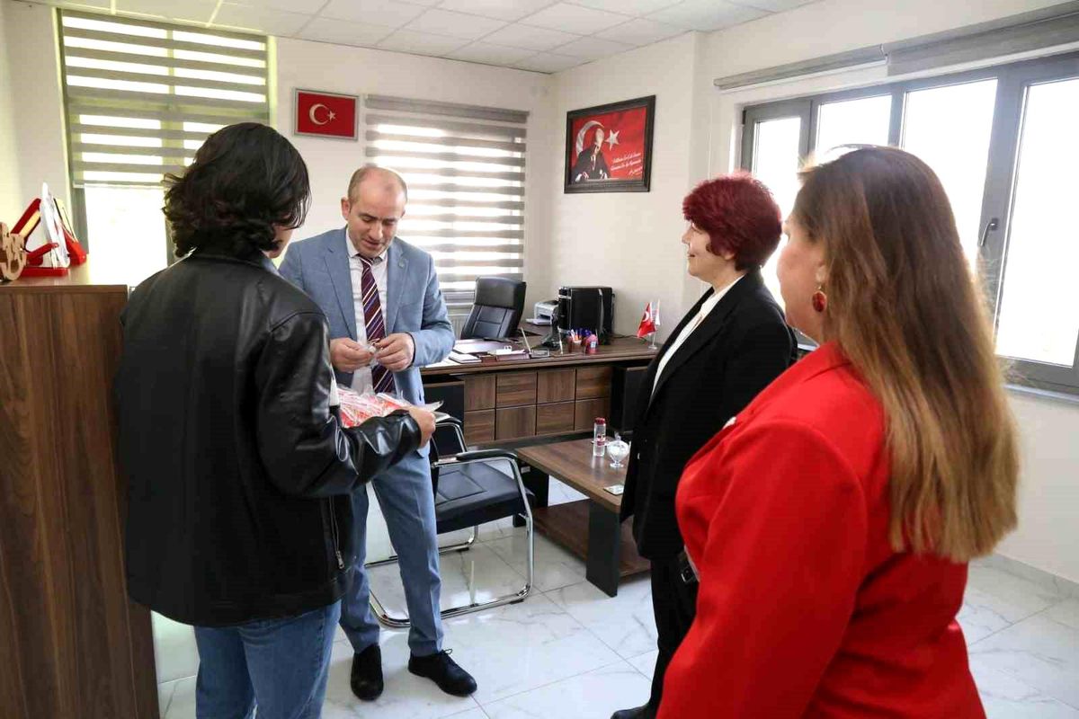 Çocuk evlerinde kalan minik ellerden anlamlı 18 Mart hediyesi