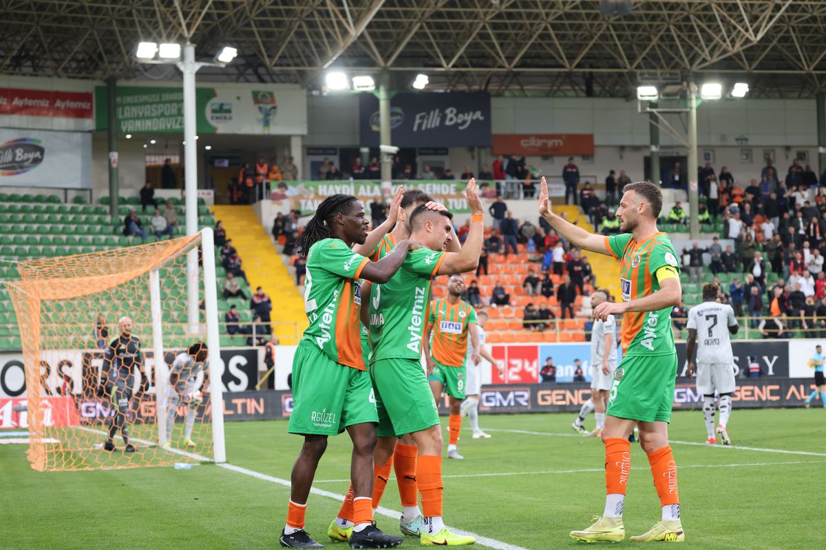 Alanyaspor, Kocaelispor'u 5-0 Mağlup Etti
