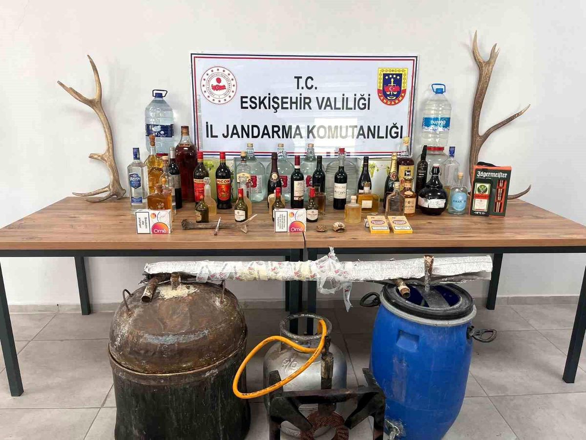 İkametlerinde faturasız kaçak alkol bulunduran 3 şüpheli yakalandı