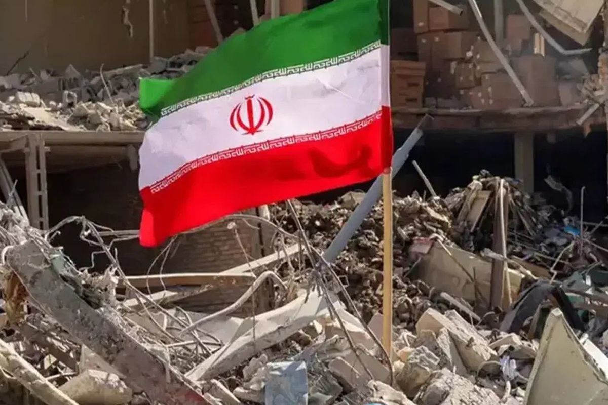 İran: Buşehr Nükleer Santrali'ne füze isabet etti