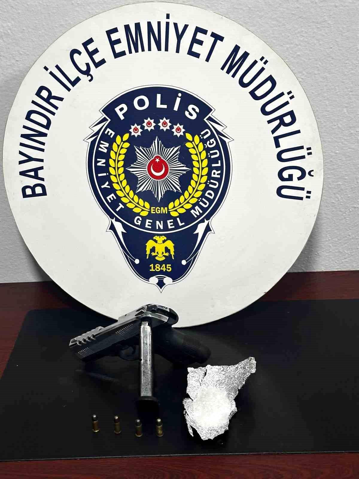 İzmir'de iş yerinde uyuşturucu ve ruhsatsız tabanca ele geçirildi