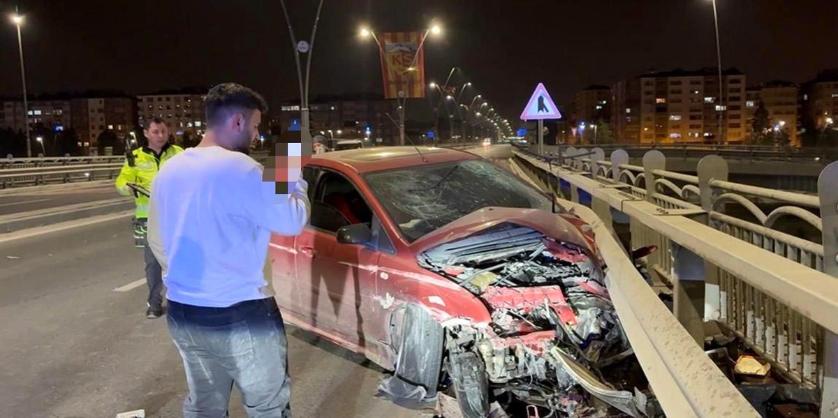 Kayseri'de karşı yola geçen otomobil bariyerlere çarptı