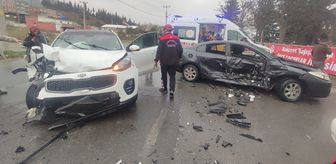 Kaza değil resmen can pazarı! 4 kişi araçta sıkıştı