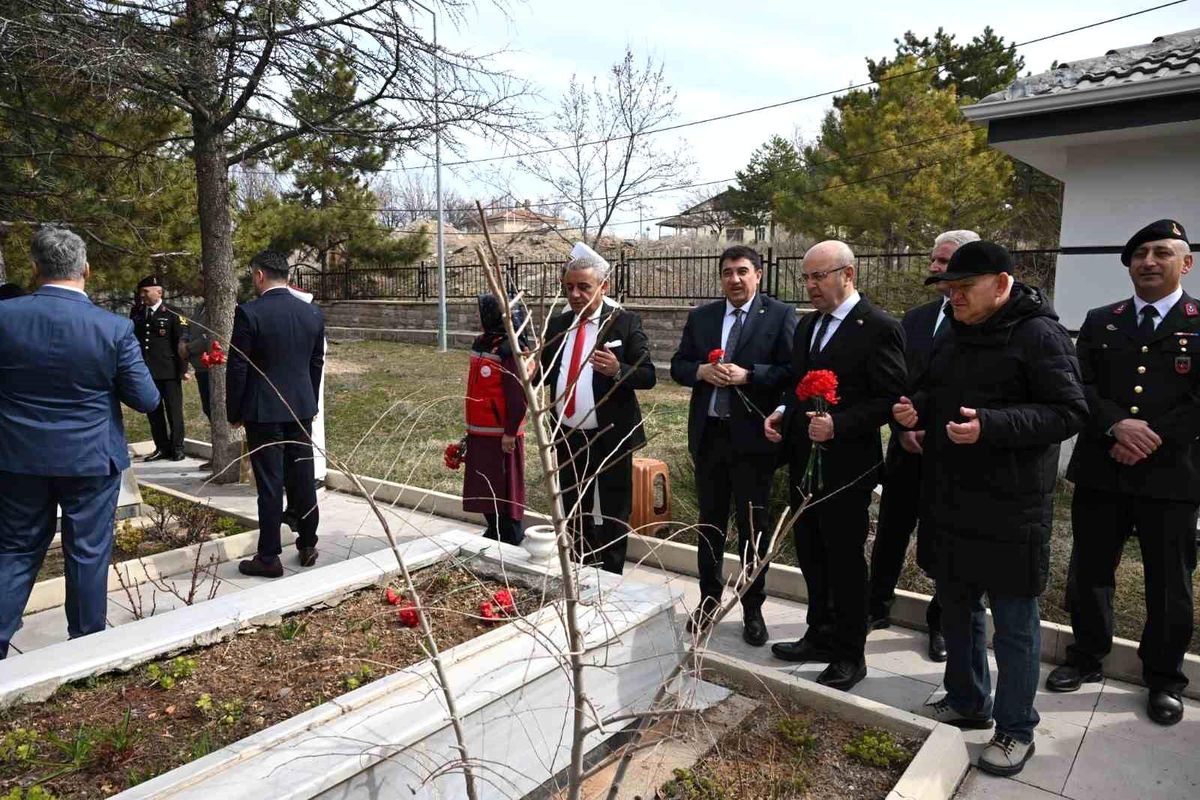 Kırşehir'de şehit kabirlerine karanfil bırakıldı