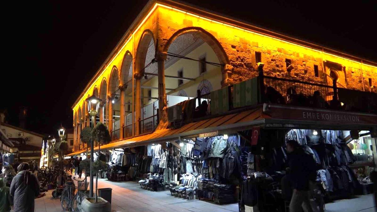 Konya'da Ramazan ayının son teravihinde camiler doldu