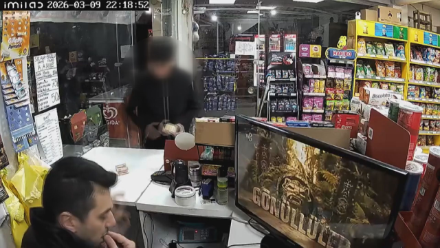 kucuk cocuk marketten aldigi koli bandiyla 19669607 9381 m