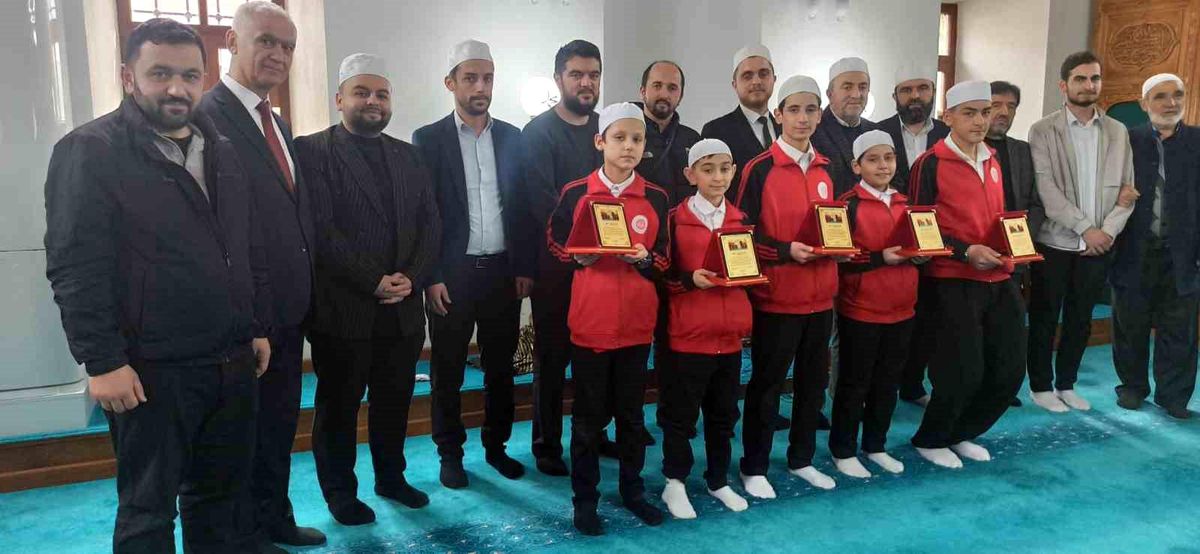 Küçük hafızlar plaket ile ödüllendirildiler