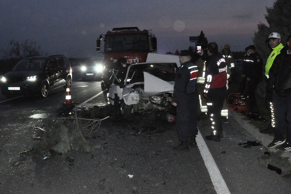 Manisa'da feci kaza: 2 ölü, 5 yaralı