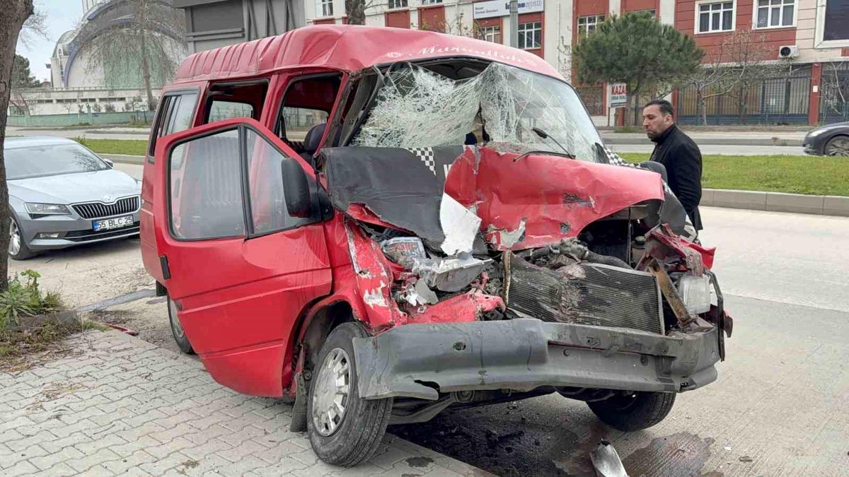 Park halindeki kamyonete çarpan minibüs kağıt gibi ezildi
