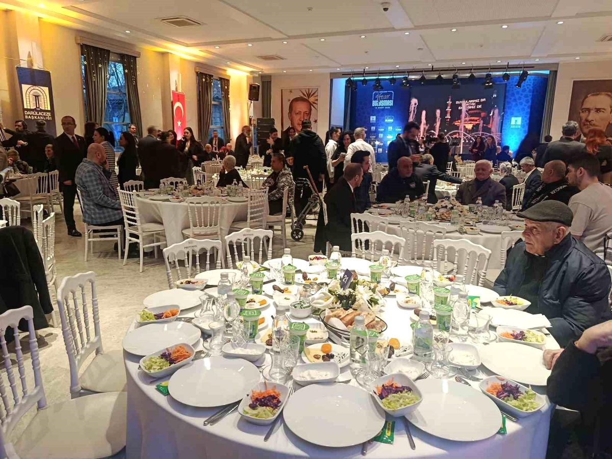 Spor camiası ve ünlü isimler Darülaceze sakinleriyle iftarda buluştu