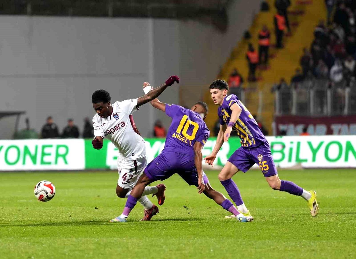 Trendyol Süper Lig: Eyüpspor: 0 Trabzonspor: 0 (İlk yarı)