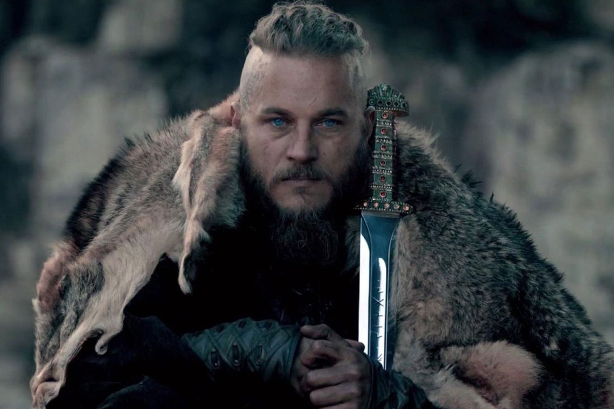 Vikings'in yıldızı Adnan Polat'ın yanında