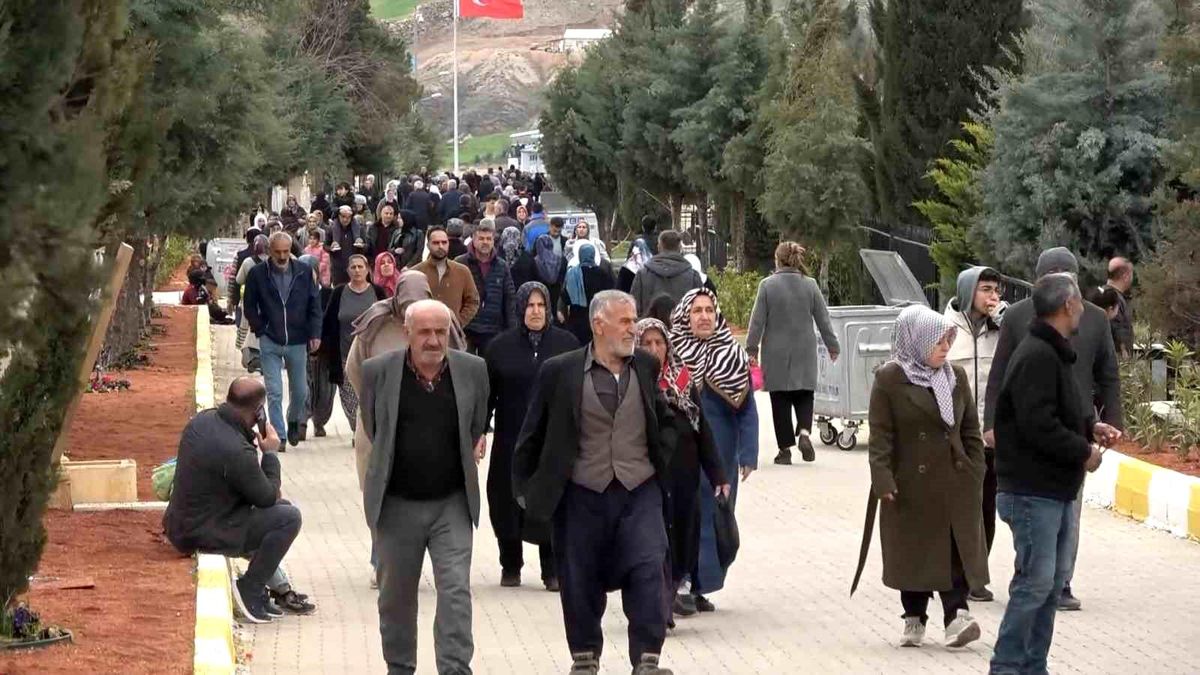 Adıyaman'da deprem şehitliğine bayram ziyareti