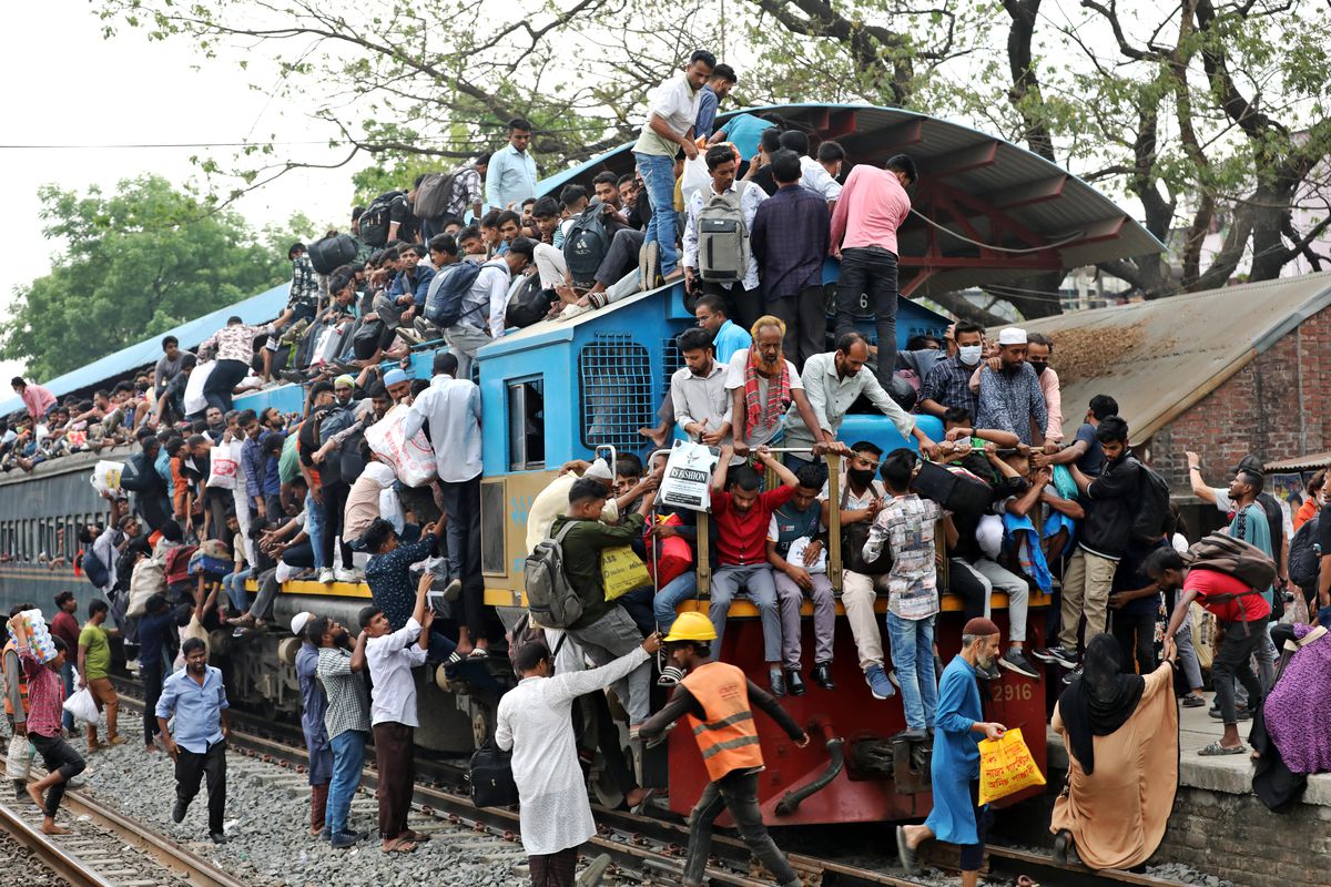 Albüm: Bangladeş'te Ramazan Bayramı Öncesi Tren İstasyonlarında Büyük Yoğunluk Yaşanıyor