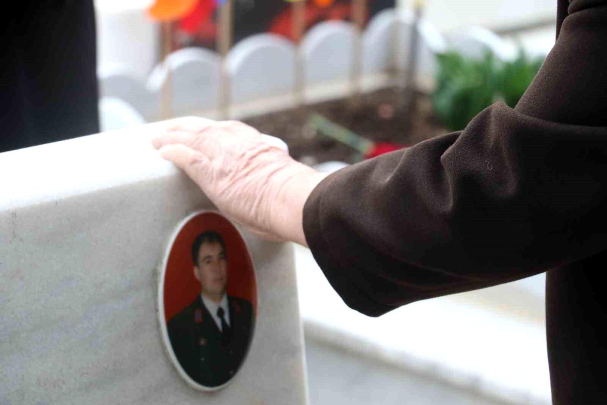 Arefe gününde Cebeci Askeri Şehitliği'ni ziyaret eden aileler şehitlerin kabirleri başında dua etti
