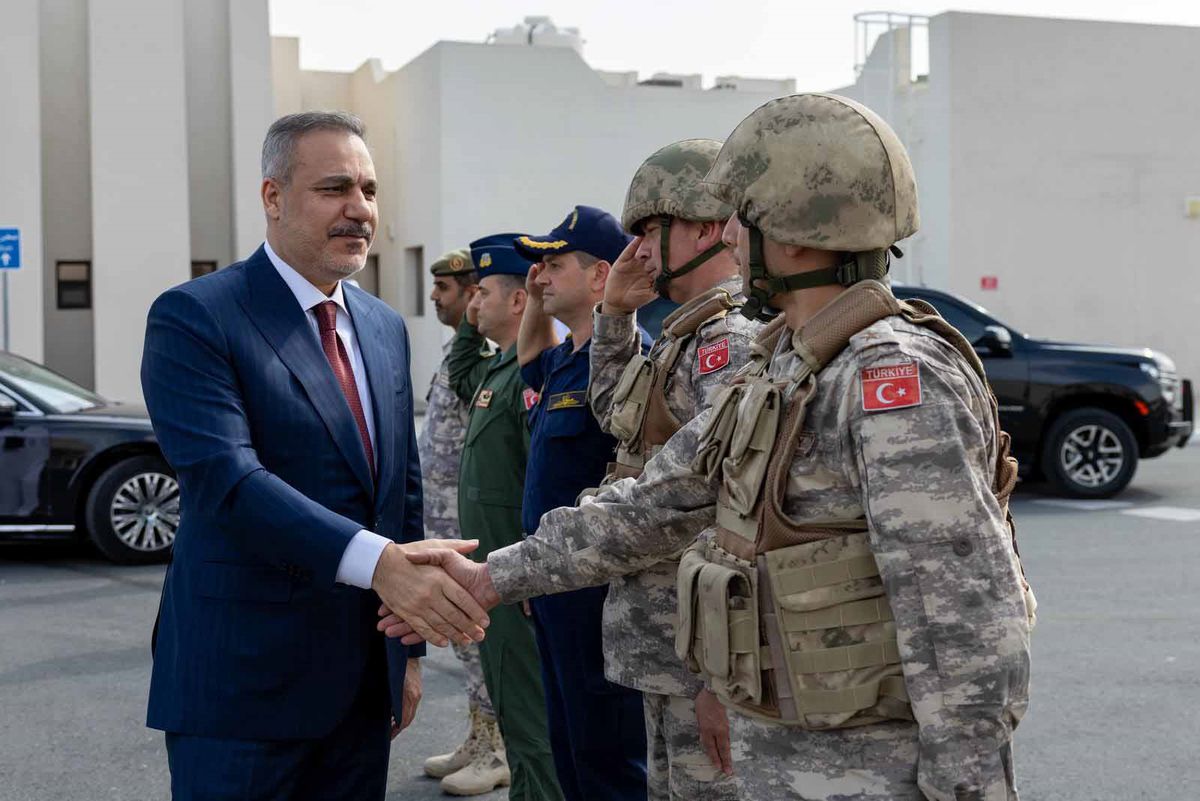 Bakan Fidan, Katar-Türk Birleşik Müşterek Kuvvet Komutanlığı Karargahı'nı ziyaret etti